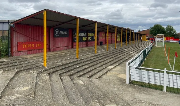 Khán đài đứng Town End tại Spencer Stadium, sân vận động của Banbury United