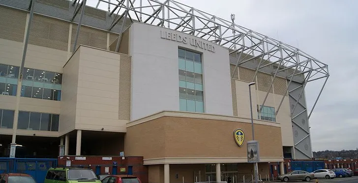 Khán đài East Stand hiện đại của sân Elland Road với hai tầng ghế ngồi