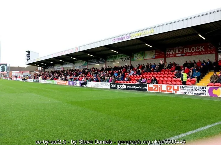 Khán đài Highbury tại sân vận động của Fleetwood Town, kết hợp khu vực chỗ ngồi tạm thời và các cơ sở vật chất của câu lạc bộ