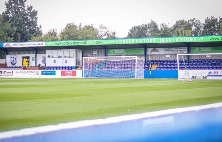 Khán đài Lodge End phía sau khung thành tại sân vận động Stainton Park của Radcliffe FC