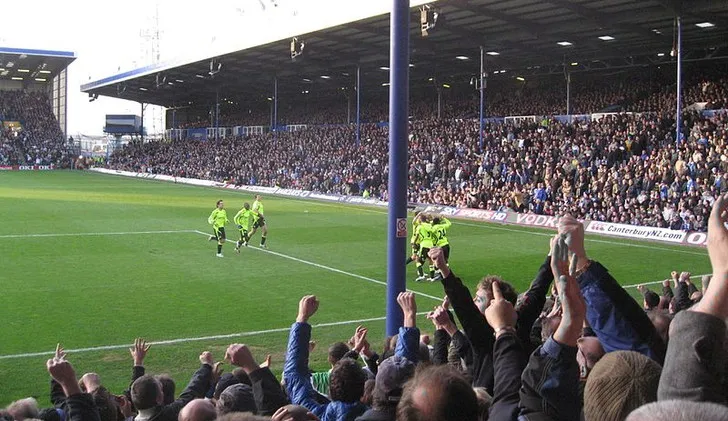 Khán đài North Stand tại sân Fratton Park