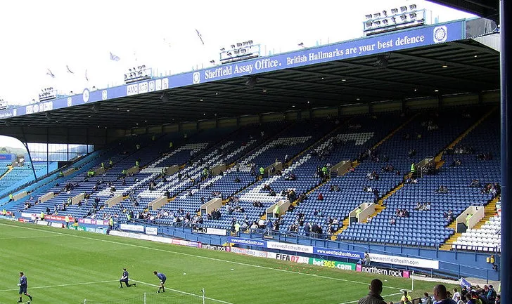 Khán đài North Stand tại sân vận động Hillsborough với hàng ghế xanh