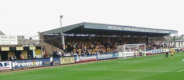 Khán đài North Terrace, còn gọi là Newmarket Road End, tại sân Abbey Stadium.