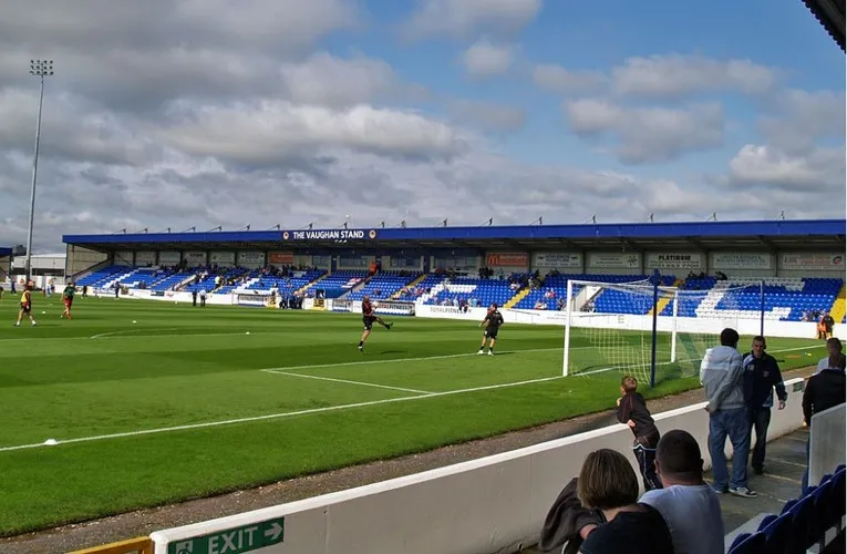 Khán đài Old Vaughan của Deva Stadium, minh họa khu vực ngồi cổ điển tại sân nhà của Chester FC.