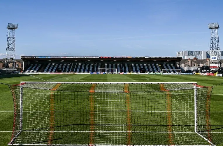 Khán đài phía sau khung thành tại sân Blundell Park, nơi tập trung nhiều cổ động viên cuồng nhiệt.