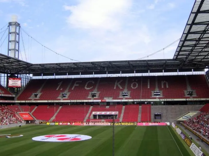 Khán đài phía sau khung thành tại sân RheinEnergieStadion
