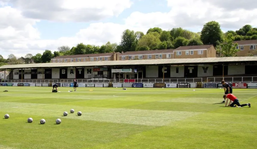 Khán đài Popular Side tại sân Twerton Park, nơi cổ động viên Bath City tụ tập