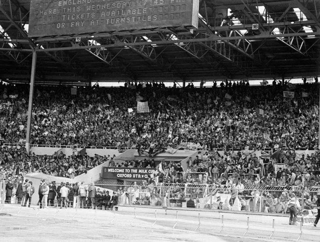 Khán đài sân Wembley cũ với thiết kế cổ điển
