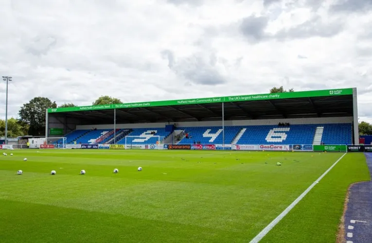 Khán đài South Stand của sân Silverlake, một phần quan trọng trong kiến trúc sân nhà của Eastleigh FC