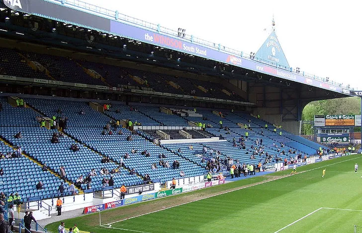 Khán đài South Stand tại sân vận động Hillsborough với kiến trúc hai tầng