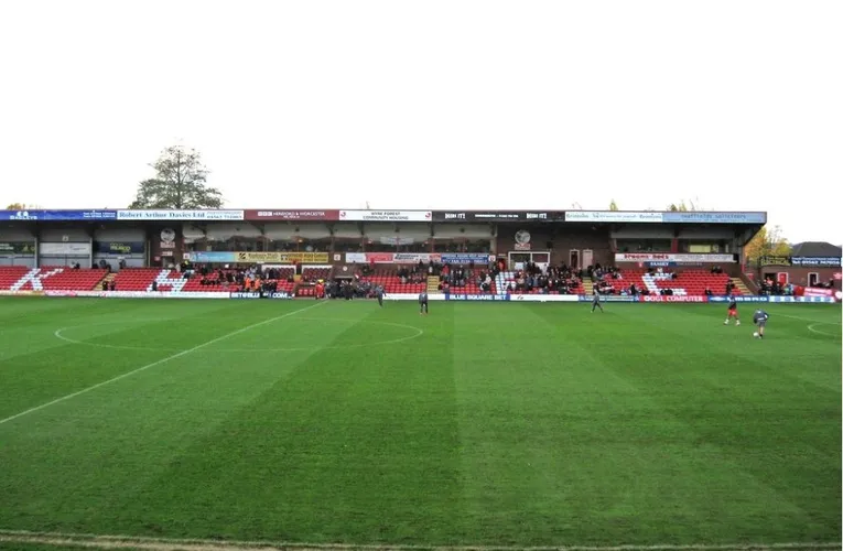 Khán đài Tây (West Stand) của sân Aggborough, nơi có khu vực ghế ngồi chính