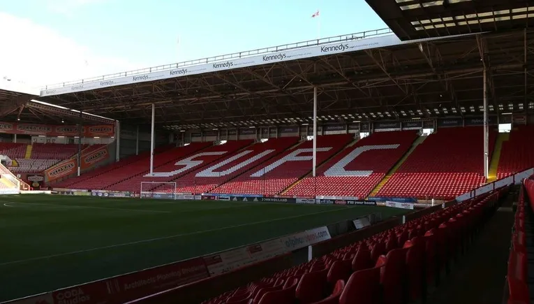 Khán đài The Kop sôi động tại Bramall Lane