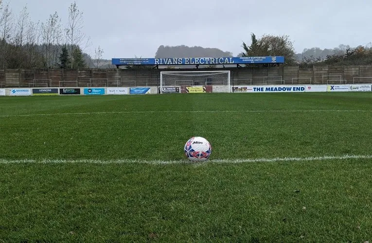 Khán đài The Meadow Chesham United với các bậc đứng