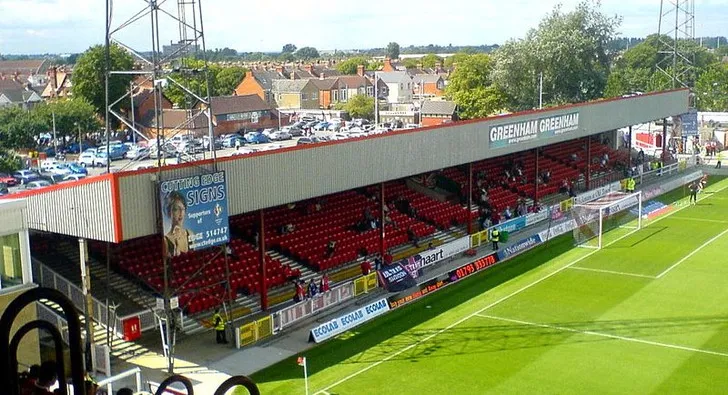 Khán đài Town End, nơi tập trung cổ động viên sôi động nhất của Swindon Town