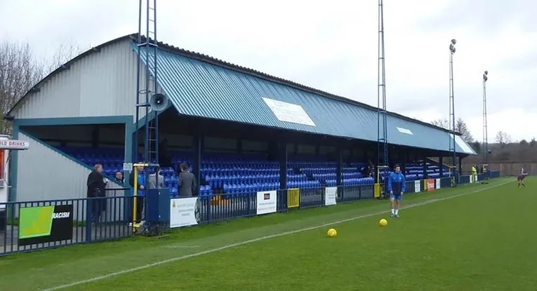 Khán đài trống tại Longmead Stadium, chuẩn bị cho trận đấu của Tonbridge Angels