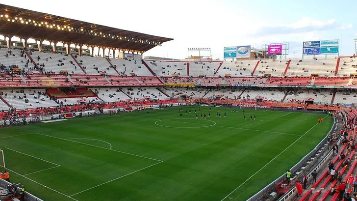 Khán đài và khu vực Gol Norte của sân Ramón Sánchez Pizjuán nhìn từ bên trong