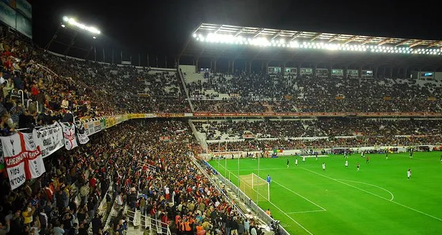 Khán đài và khu vực Gol Sur của sân Ramón Sánchez Pizjuán với chỗ ngồi màu xanh