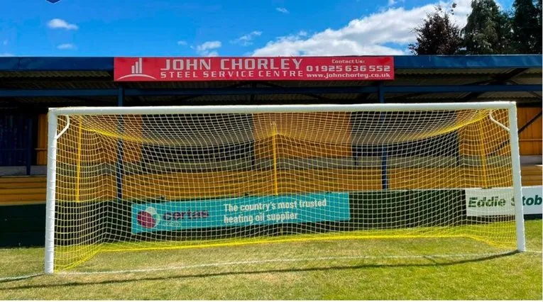 Khán đài và khung thành tại sân Cantilever Park, sân nhà của Warrington Town