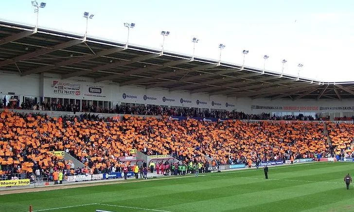 Khán đài West Stand tại sân Bloomfield Road, khu vực đường hầm cầu thủ và phòng thay đồ