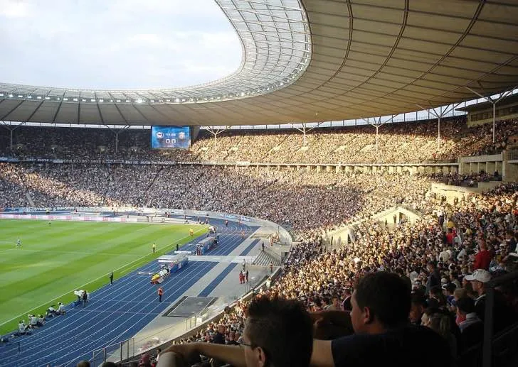 Khán giả cổ vũ trên khán đài sân Olympiastadion Berlin