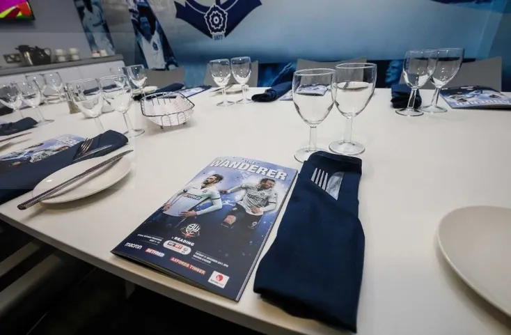 Không gian dịch vụ hiếu khách (hospitality) tại sân Toughsheet Community Stadium của Bolton Wanderers