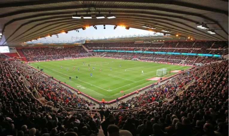Không khí náo nhiệt của sân Riverside Stadium vào ngày diễn ra trận đấu