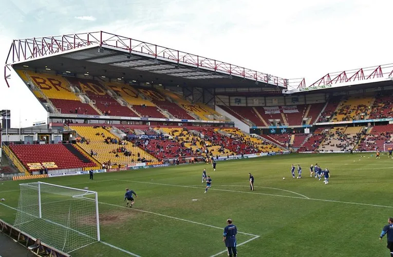 Không khí náo nhiệt trên khán đài sân Valley Parade vào ngày thi đấu của Bradford City