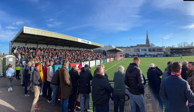 Không khí ngày thi đấu tại sân Meadowbank của Dorking Wanderers