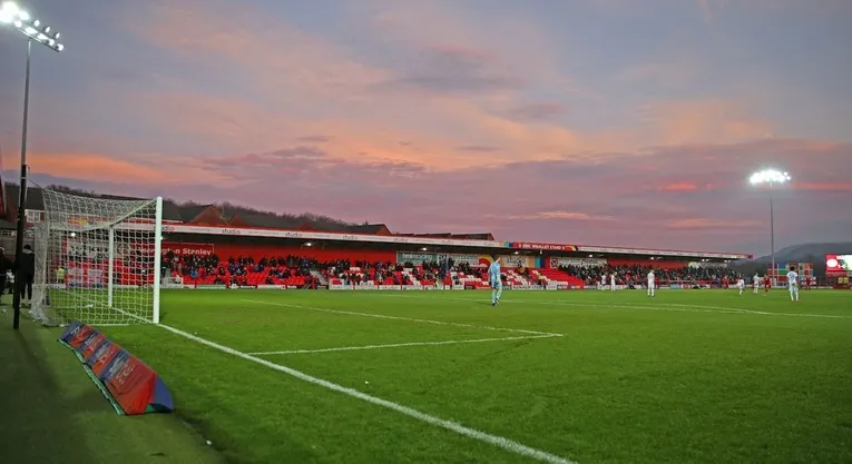 Không khí ngày thi đấu tại sân Wham Stadium Accrington Stanley với khán đài đông đúc