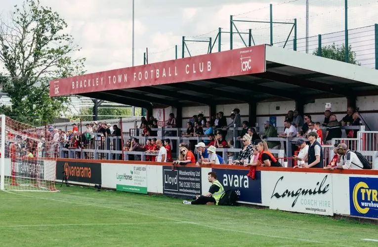 Không khí ngày thi đấu tại St James Park Brackley, với các cổ động viên đang cổ vũ đội nhà Brackley Town