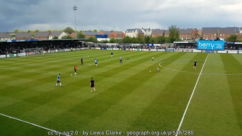 Không khí sôi động trên khán đài sân Raymond McEnhill trong một ngày thi đấu của Salisbury FC