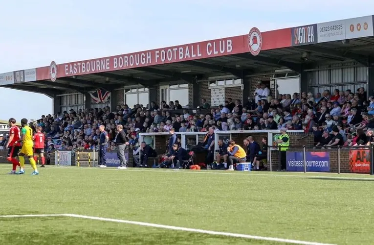 Không khí trận đấu tại sân vận động Priory Lane của Eastbourne Borough FC