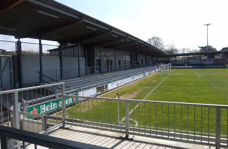 Khu khán đài đứng (Terraces) tại Princes Park Stadium, nơi CĐV Dartford FC cổ vũ cuồng nhiệt