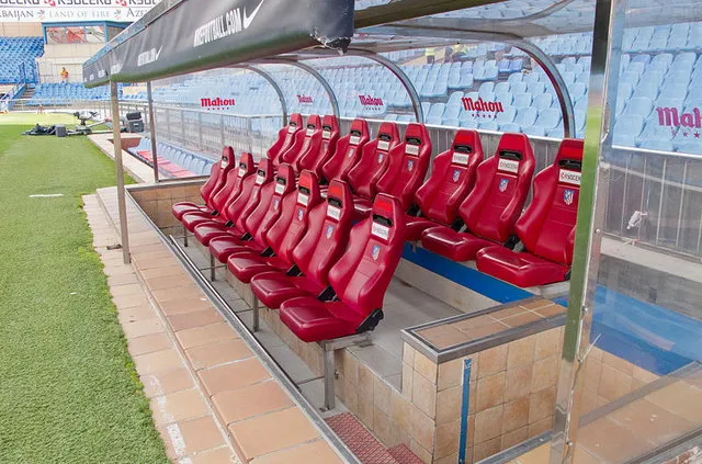 Khu vực băng ghế dự bị của đội khách tại sân Vicente Calderón, Madrid.