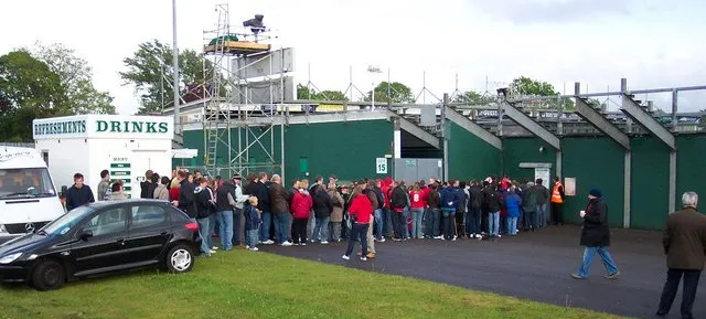 Khu vực cổ động viên đội khách tại khán đài phía Bắc (Away End) ở Huish Park