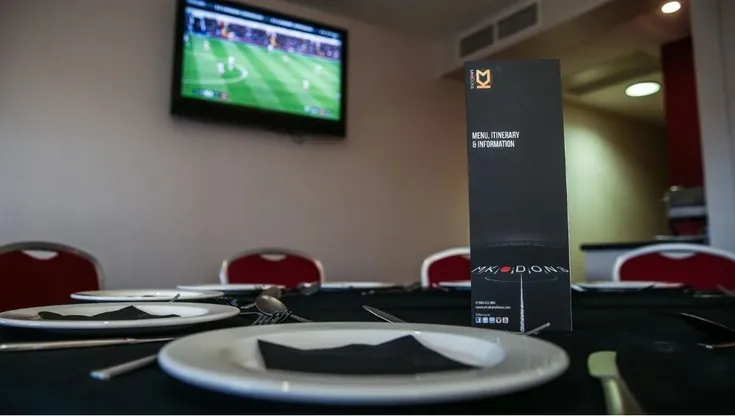 Khu vực dịch vụ khách sạn cao cấp tại Stadium MK, mang đến trải nghiệm xem bóng đá sang trọng