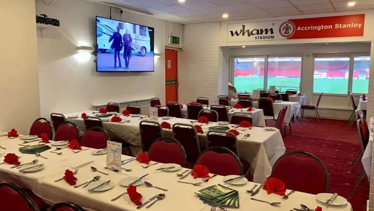 Khu vực dịch vụ khách sạn tại sân Crown Ground Accrington Stanley, chuẩn bị cho ngày thi đấu