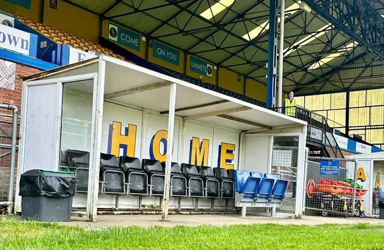Khu vực dugout của huấn luyện viên và cầu thủ tại sân The Walks