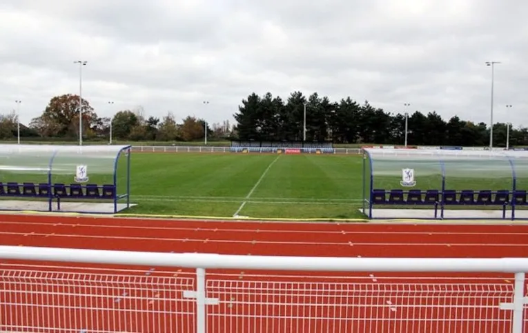 Khu vực dugout tại Sân Queen Elizabeth II, nơi ban huấn luyện và cầu thủ ngồi