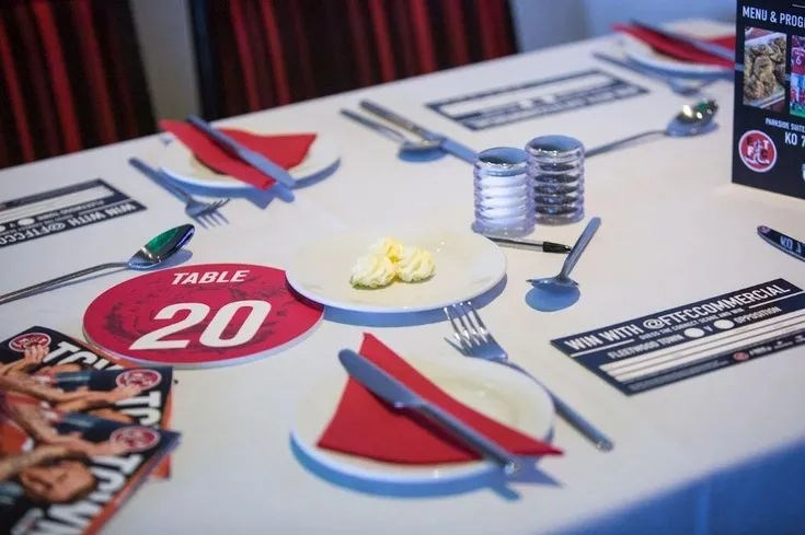 Khu vực hospitality sang trọng tại sân Highbury của Fleetwood Town, cung cấp trải nghiệm VIP cho người hâm mộ