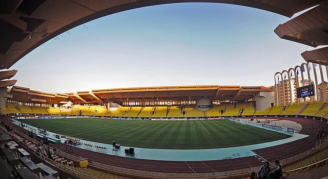 Khu vực khán đài chính của sân vận động Stade Louis II