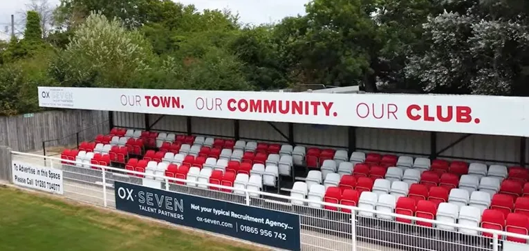 Khu vực khán đài có mái che tại St James Park Brackley, bảo vệ cổ động viên khỏi thời tiết