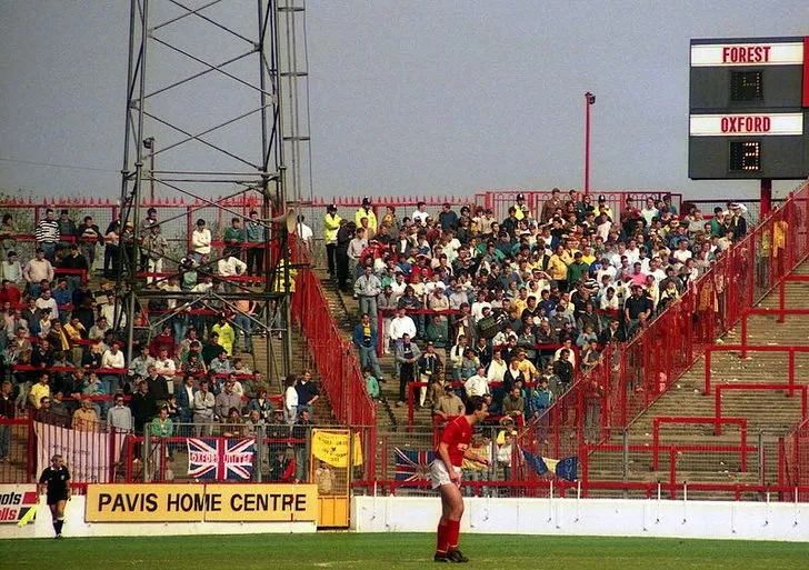 Khu vực khán đài dành cho CĐV khách tại City Ground năm 1988, mang đậm dấu ấn lịch sử sân cỏ.