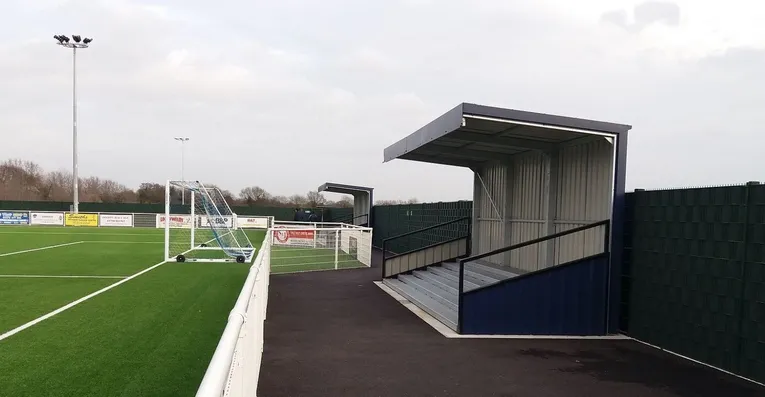 Khu vực khán đài đứng cho cổ động viên tại Parkside Stadium, sân nhà của Aveley FC