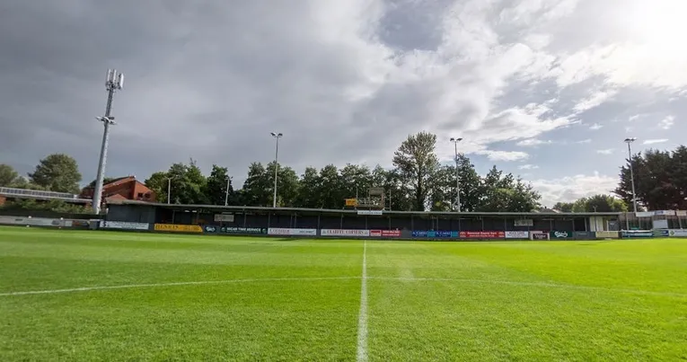 Khu vực khán đài đứng có mái che, nơi cổ động viên Taunton Town tạo nên bầu không khí sôi động.