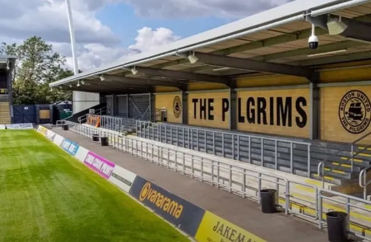 Khu vực khán đài đứng Jakemans Stand tại Boston Community Stadium