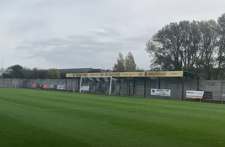 Khu vực khán đài đứng phía sau khung thành tại sân Optima Stadium