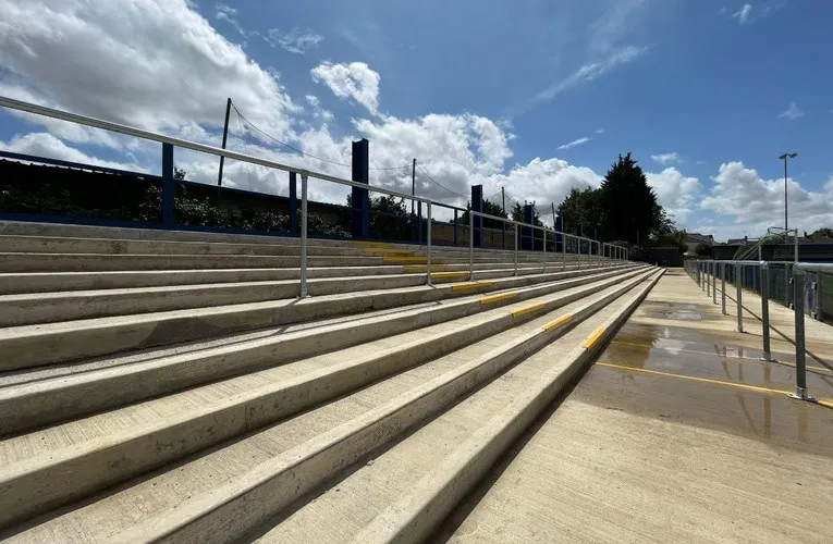 Khu vực khán đài đứng (terraces) tại sân Lincoln Road của Peterborough Sports FC