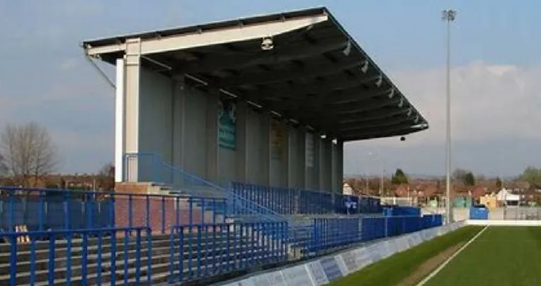 Khu vực khán đài đứng (terraces) tại Tameside Stadium, nơi cổ động viên Curzon Ashton cháy hết mình cổ vũ đội nhà.