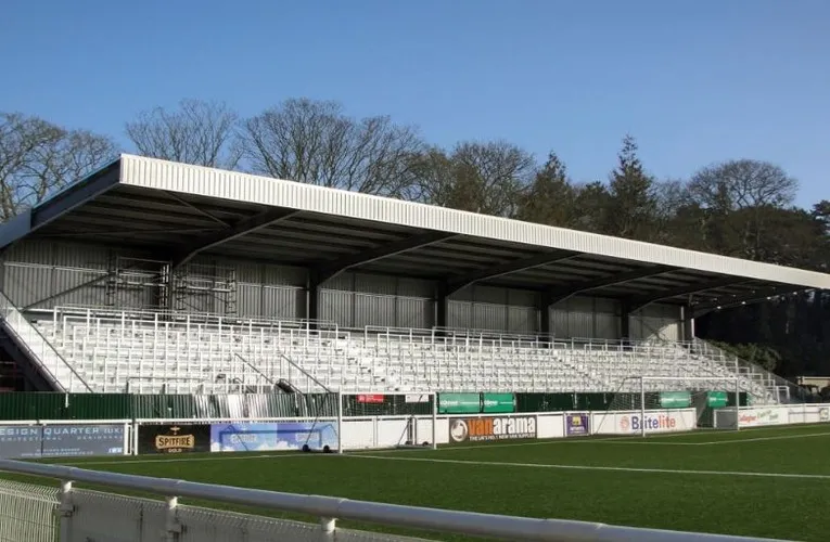 Khu vực khán đài phía sau khung thành mới tại Sân vận động Gallagher, nơi cổ động viên Maidstone United cổ vũ.